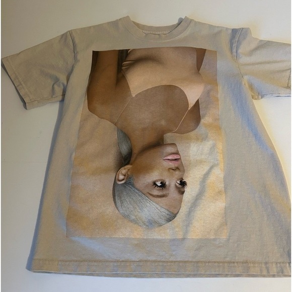 Ariana Grande Pop Music Concert Sweetener World Tour 2019 Beige Tee Shirt XS - Picture 3 of 6